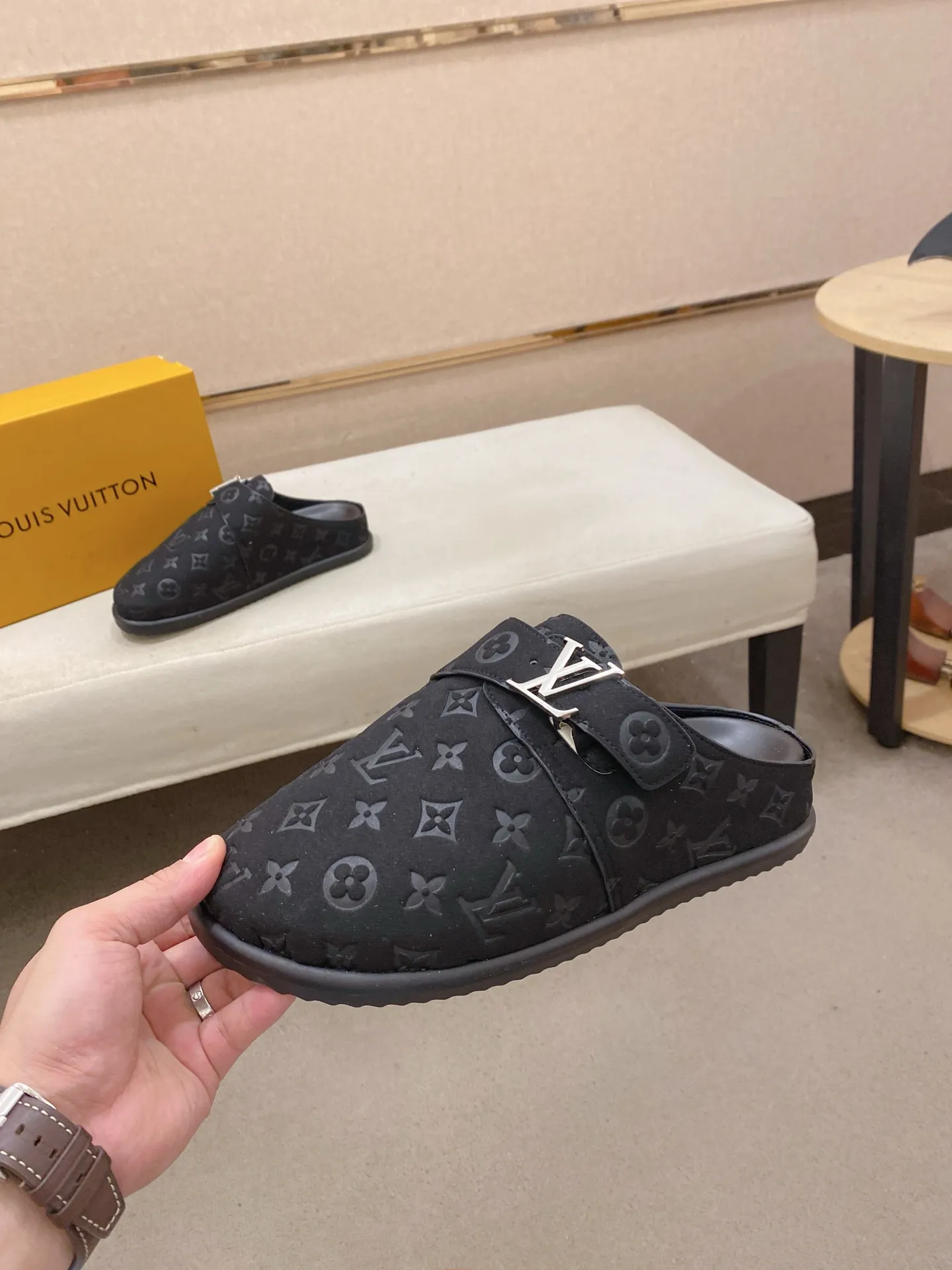 Men's shoes 💰: 360💰LV made 🔍Top purchasing agents, men's spring and summer slippers are available at the same counter. The uppers are made of Italian imported denim with logo graphics and high-quality craftsmanship. The soles are original soles specially provided by the original factory. The exclusive movable molded soles are super comfortable. Original factory follow-up products. 🔍🔍High quality. You can enter and exit the counter at will. Welcome to compare. The code number is 38-44.
